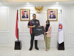 Menpora Dito Menerima Audiensi Pendaki Muda Khansa Syahlaa
