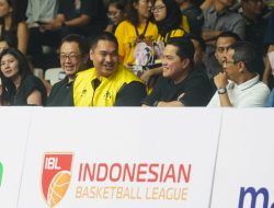 Menpora Dito Tampak Antusias Saat Menyaksikan Pertandingan IBL