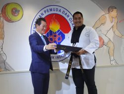 Menpora Dito Menerima Penghargaan Sabuk Hitam Taekwondo