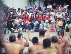 Tim Bola Voli Putri Red Sparks Asal Korea Selatan Menyaksikan Pertunjukan Tari Kecak