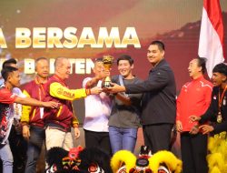 Menpora Dito Serahkan Piala 1st FOBI World Barongasi Championship 2024