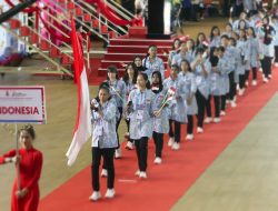 Kontingen Indonesia Berseragam Batik pada Defile Opening Ceremony 13th ASEAN Schools Games 2024 Vietnam