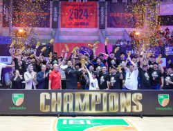 Menpora Dito Ariotedjo Serahkan Piala Juara IBL 2024 kepada Pelita Jaya