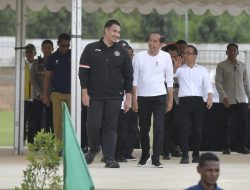 Menpora Dito Dampingi Jokowi Tinjau Pusat Latihan Timnas Indonesia di IKN