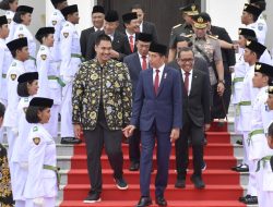 Menpora Dito Ariotedjo Dampingi Jokowi Kukuhkan Paskibraka di IKN