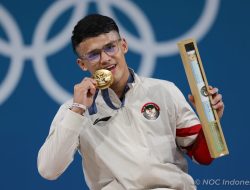 Rizki Juniansyah Persembahkan Emas Olimpiade dan Pecahkan Rekor Clean and Jerk 199kg