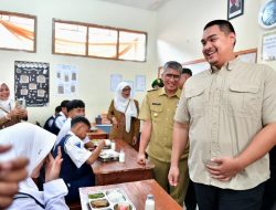Menpora Dito Sambangi SMPN 12 dan SMAN 3 Cimahi untuk MBG