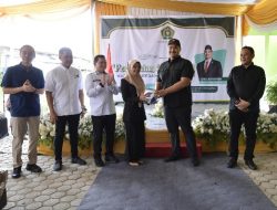 Menpora Dito Serahkan Bantuan Peralatan Olahraga untuk Madrasah Ibtidaiyah Al Wathoniyah