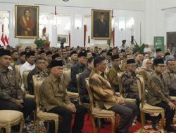 Menpora Dito Dampingi Presiden Prabowo Serahkan Zakat Kepada Baznas di Istana Negara