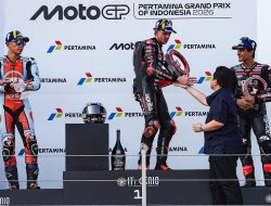 Menpora Erick Serahkan Trofi Juara Kepada Marco Bezzecchi, Sorotan Media Italia Perkuat Citra Indonesia di Panggung Dunia